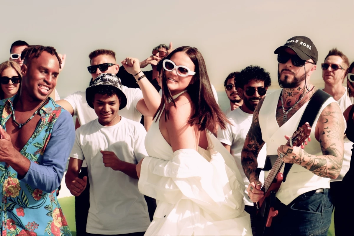 Blue Cafe i Nick Sinckler - wakacyjna energia utworu "Happy And Free".