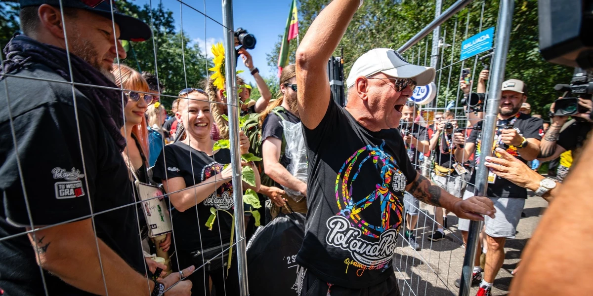 Bramy 30. Pol’and’Rock już otwarte! Jurek Owsiak powitał pierwszych uczestników Festiwalu.