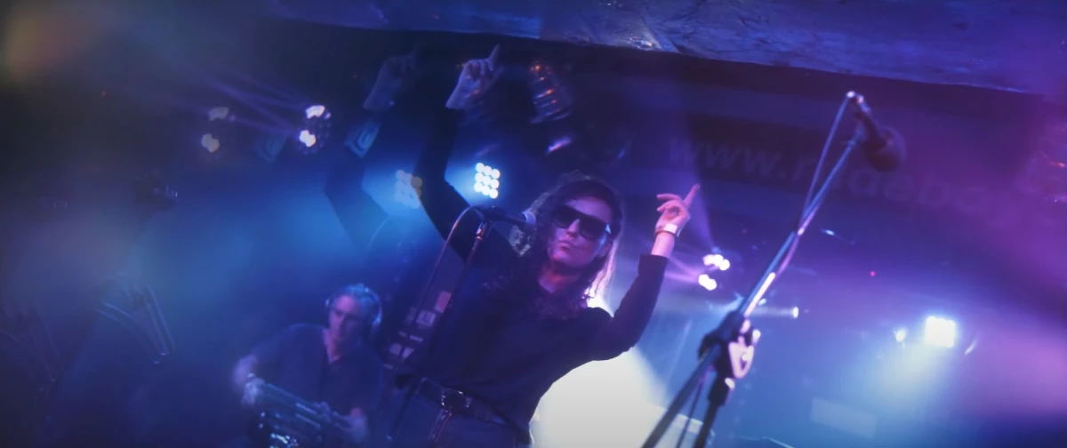 ESEMES prezentuje cover przeboju "Zaopiekuj się mną" grupy Rezerwat