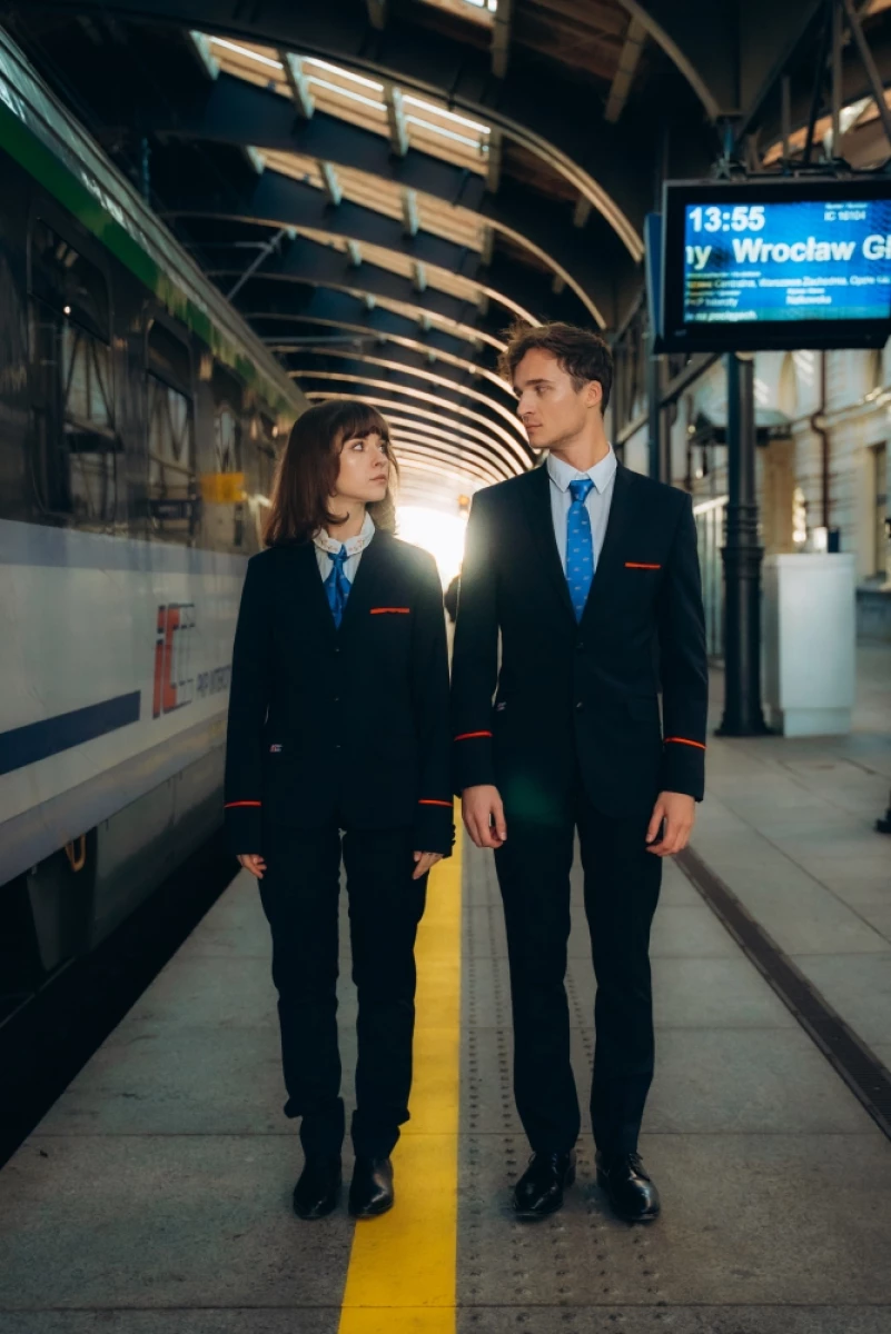 „Poprosimy o bilety do kontroli” – Kwiat Jabłoni w roli konduktorów!