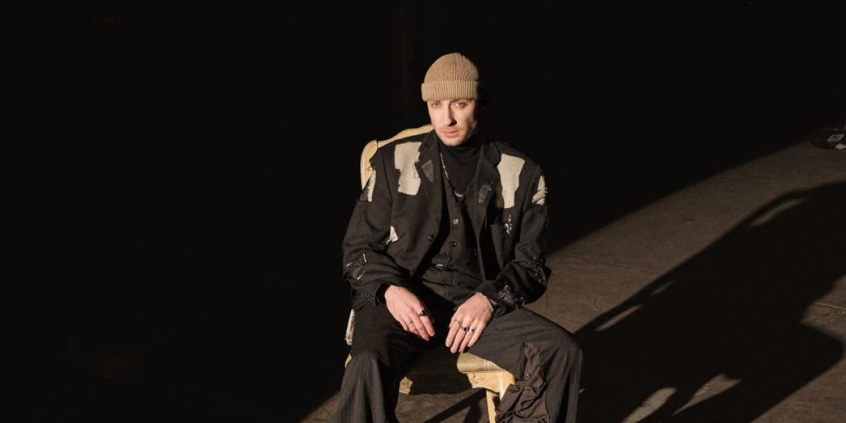 Dominik Dudek w pełnej nadziei balladzie “Hold The Light”