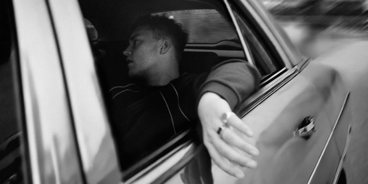 Sam Fender z emocjonalną piosenką „Remember My Name”