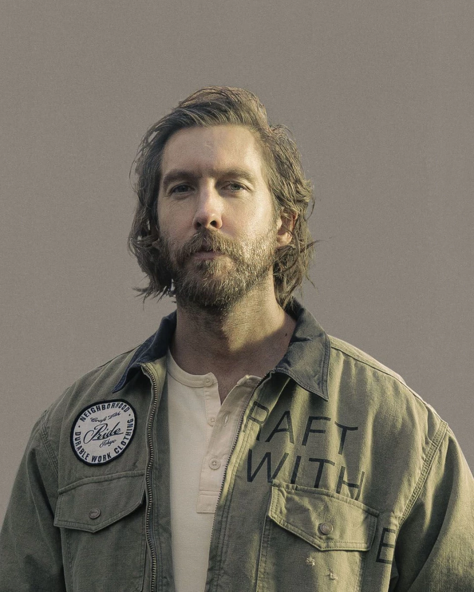 Calvin Harris w nowym singlu „SMOKE THE PAIN AWAY”