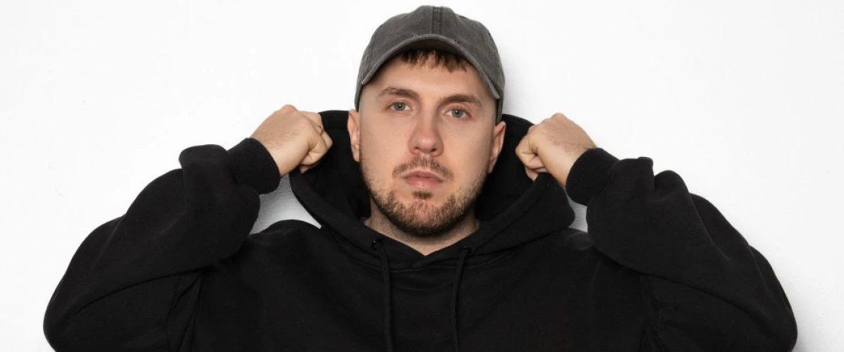 Oliver Olson odsłania wrażliwe oblicze w nowym singlu „Cosplay”