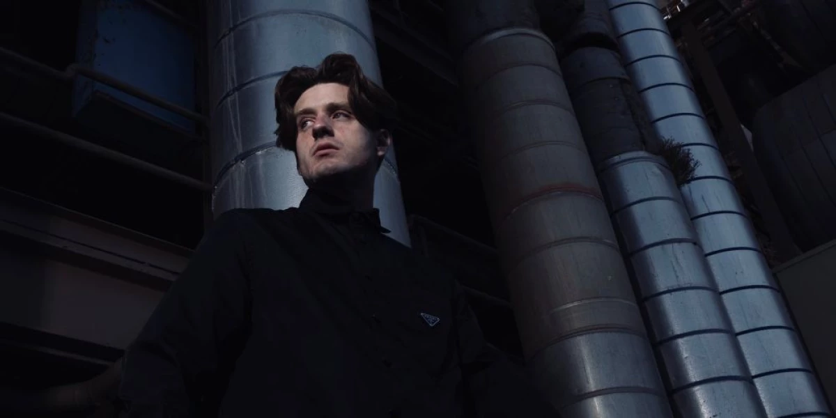 Aaron Hibell z hipnotyzującym singlem „s.o.s.”