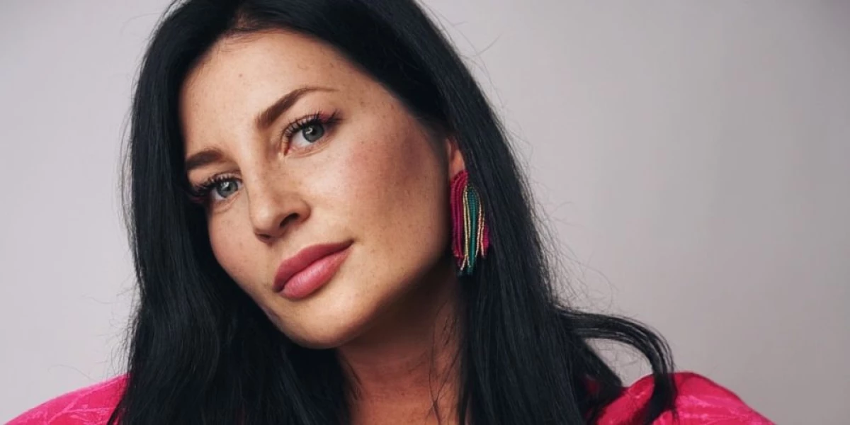 Serafine nie tylko "nie zwalnia tempa", ale właśnie je podkręca!