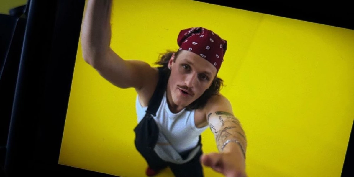 Gdyby Dawid Podsiadło miał zbuntowanego brata, który wychował się na rapie, nagrałby „WILKI”