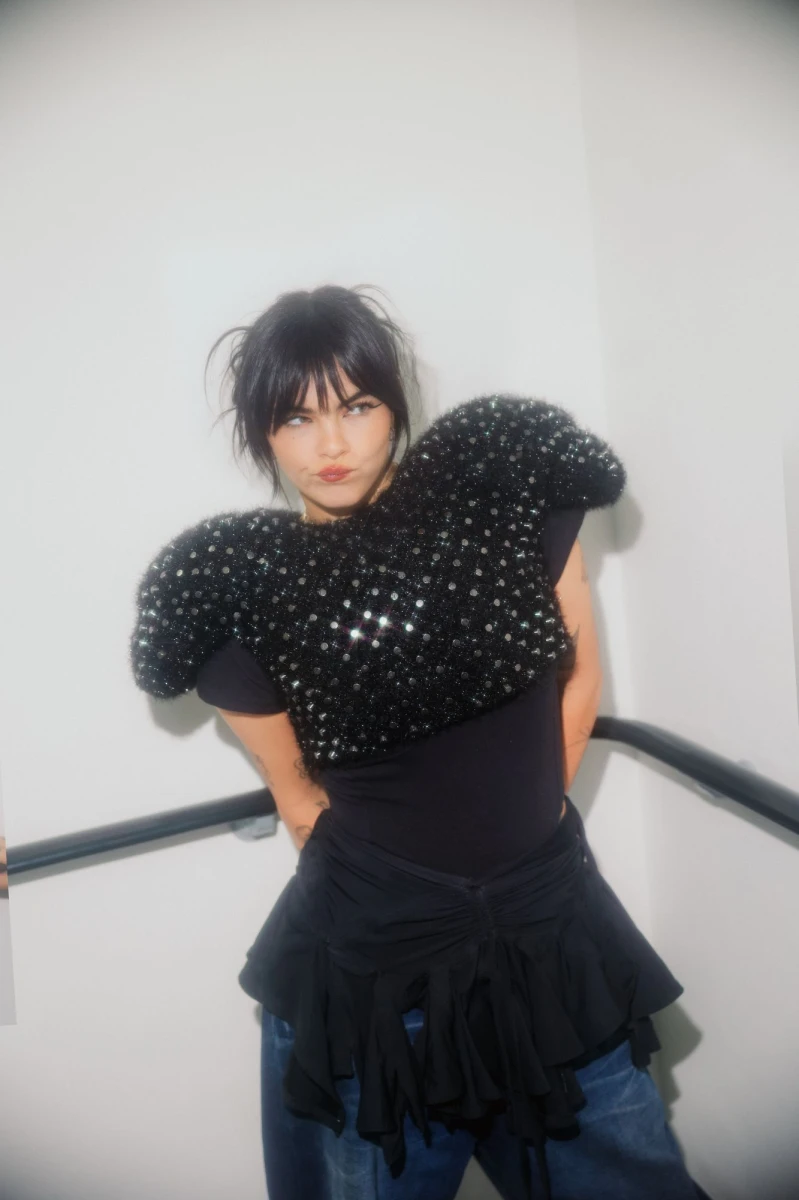 BENEE traci kontrolę