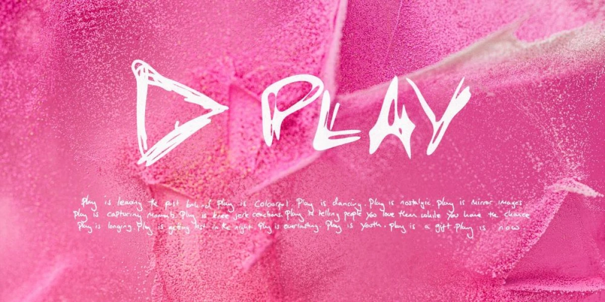 Ed Sheeran wydał najnowszy album "Play", przy okazji prezentując oficjalny teledysk do singla "Camera", w którym wystąpiła Phoebe Dynevor