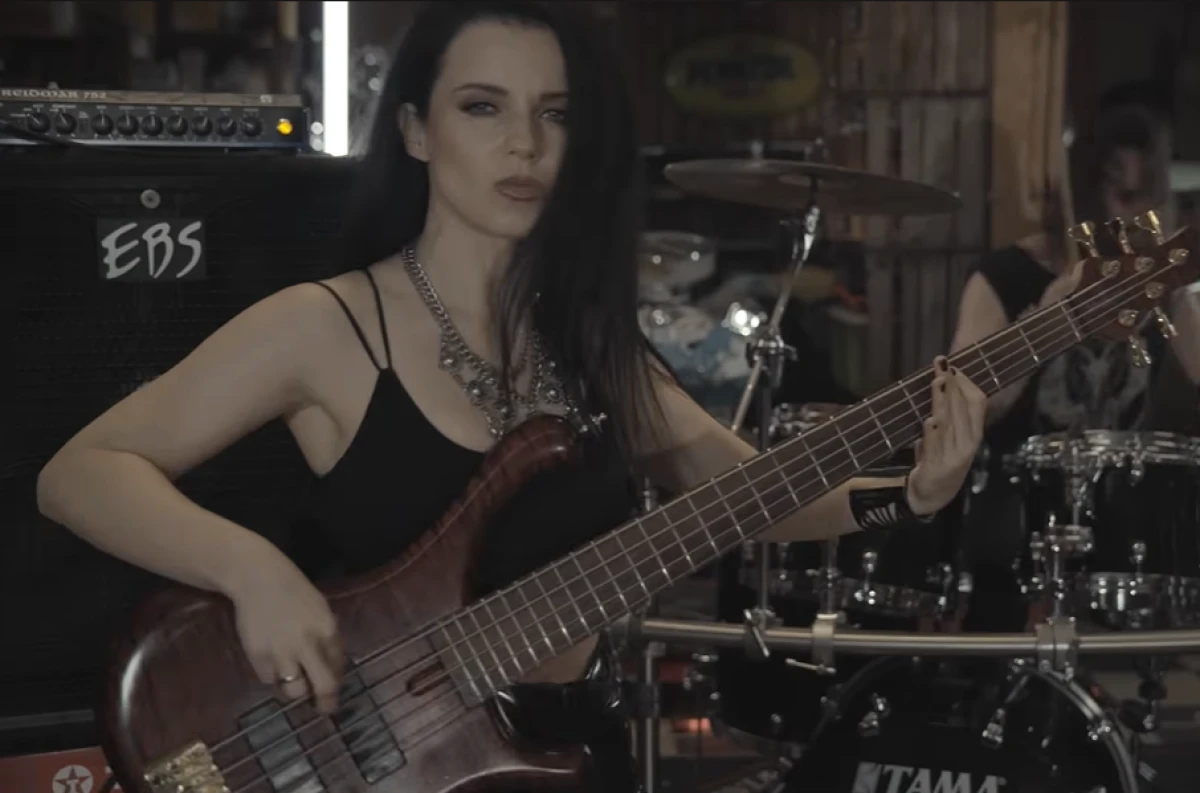 Polish Metal Alliance z mocnym hołdem — cover „Bark at the Moon” z basem w wykonaniu Joanna Dudkowska