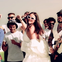 Blue Cafe i Nick Sinckler - wakacyjna energia utworu "Happy And Free".