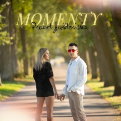 Paweł Jabłoński z premierą nowego singla "Momenty" – sentymentalna podróż przez czas