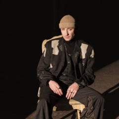 Dominik Dudek w pełnej nadziei balladzie “Hold The Light”