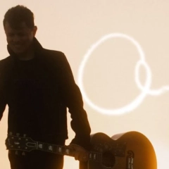 Michael Patrick Kelly prezentuje singiel „The One”