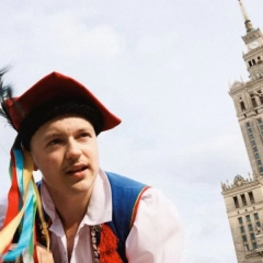 Kamil Hasselhoff z nowym singlem i absurdalnym visualizerem. Sprawdź “blok-block”