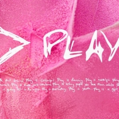 Ed Sheeran wydał najnowszy album "Play", przy okazji prezentując oficjalny teledysk do singla "Camera", w którym wystąpiła Phoebe Dynevor